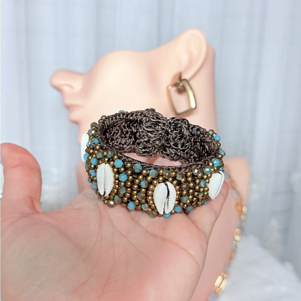 ⚜️ Handcrafted Beaded Shell Bracelet - Picture 4 of 14
